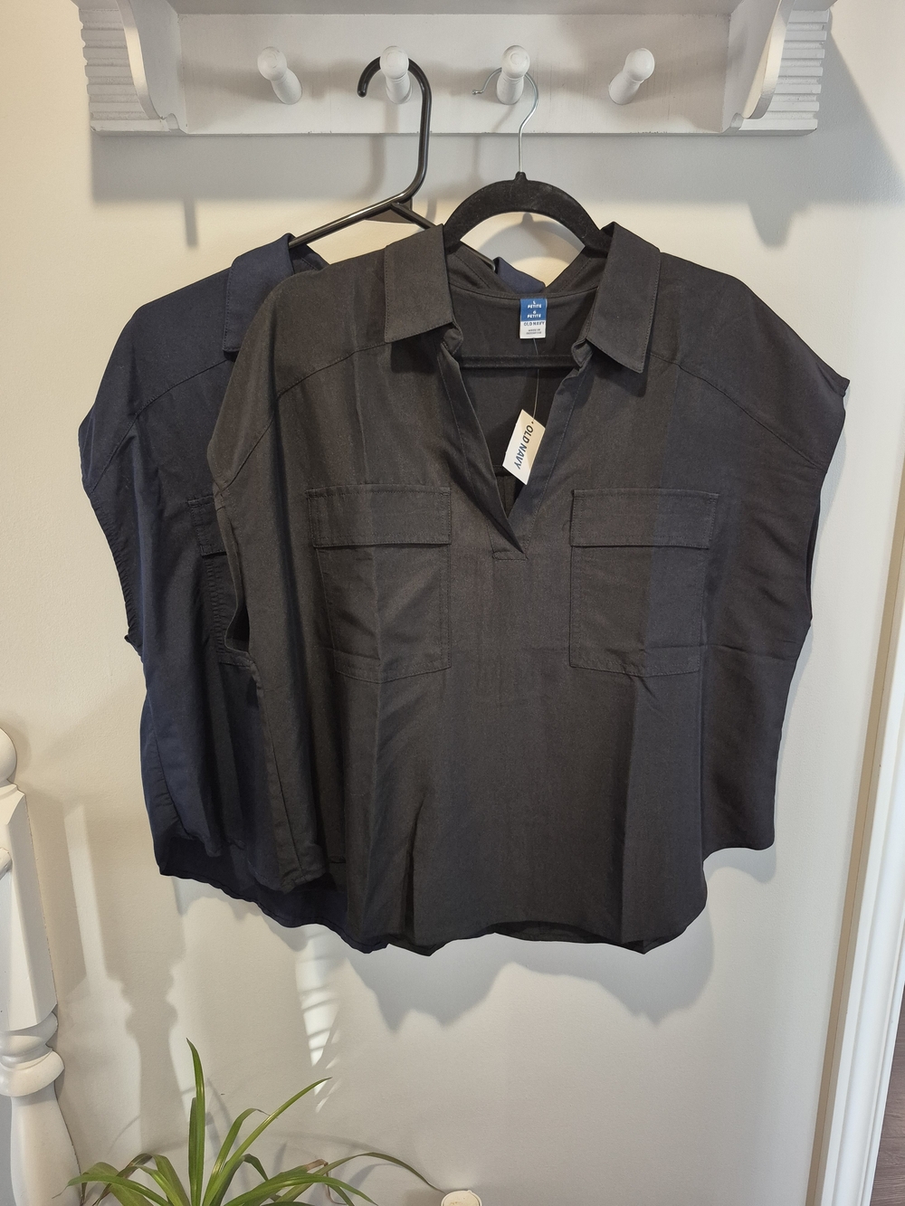 2 NWT Old Navy Women's Black And Navy Short-Sleeve Collared V-Neck Blouse